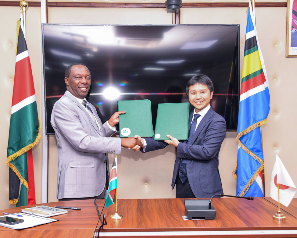 Principal Secretary Mr. Gitonga Mugambi and JICA Global Environmental Director Mr. Kurimoto Masaru exchanging the Cooperation Agreement to strengthen sustainable forest management and climate resilience.