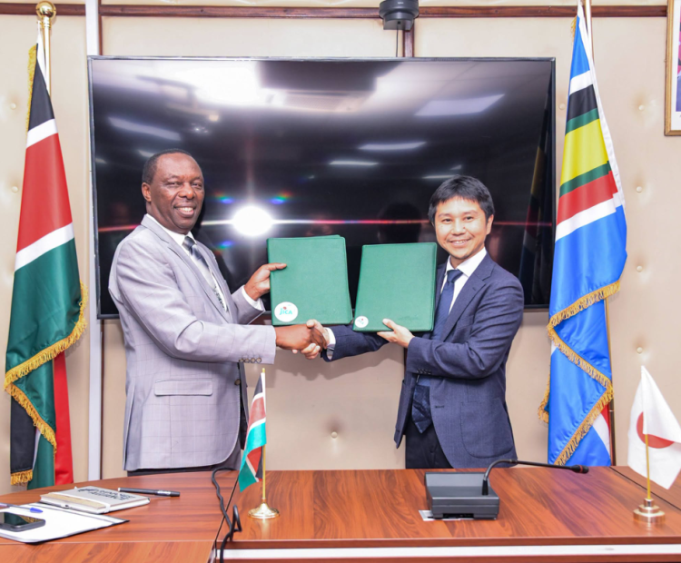Principal Secretary Mr. Gitonga Mugambi and JICA Global Environmental Director Mr. Kurimoto Masaru exchanging the Cooperation Agreement to strengthen sustainable forest management and climate resilience.